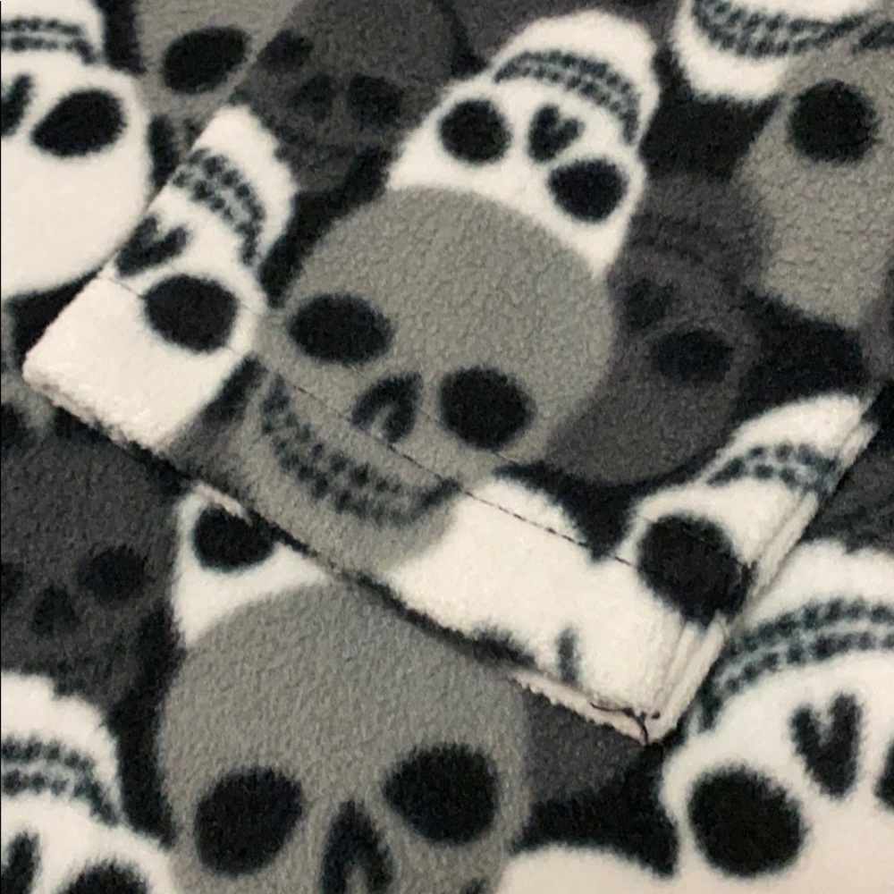 Old navy Skull 1/4 zip pullover - Picture 2 of 4